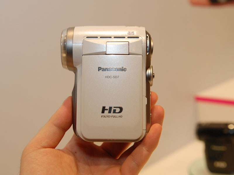 Illustration for article titled Panasonic HDC-SD7 is Now World's Smallest HD Camcorder
